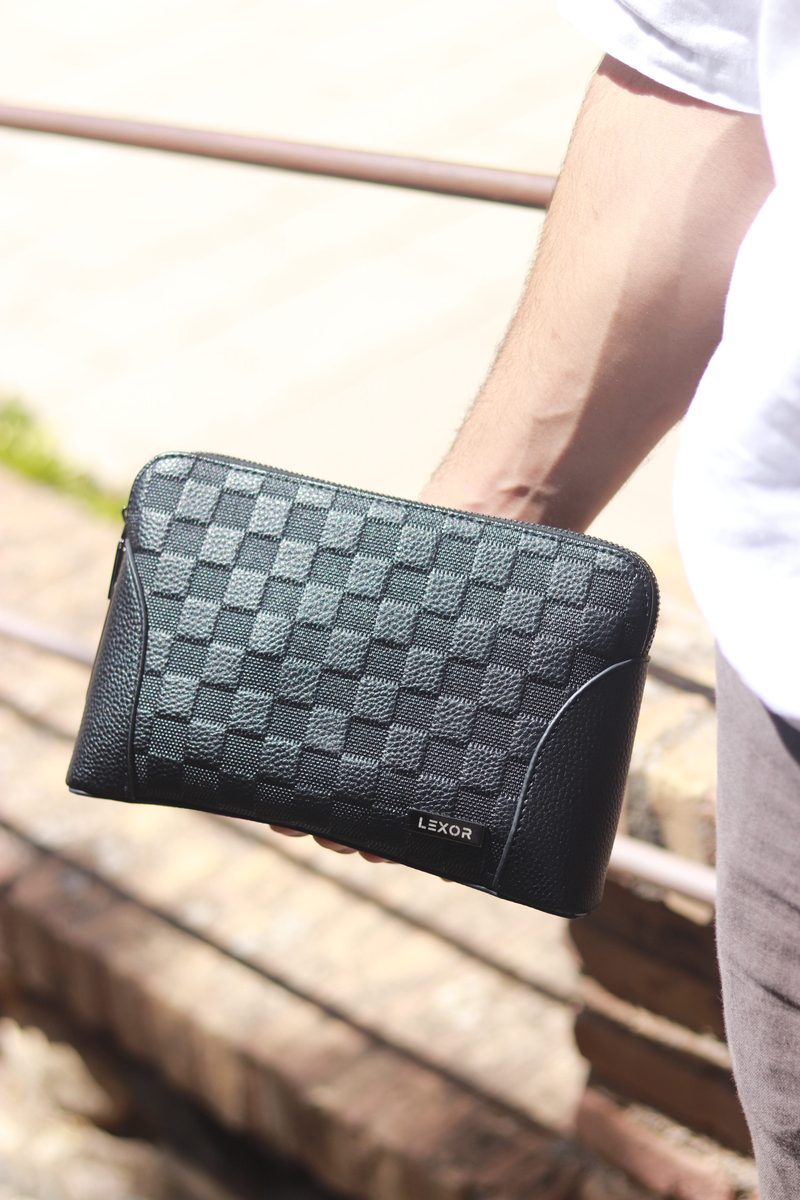 LEXOR clutch held outdoors